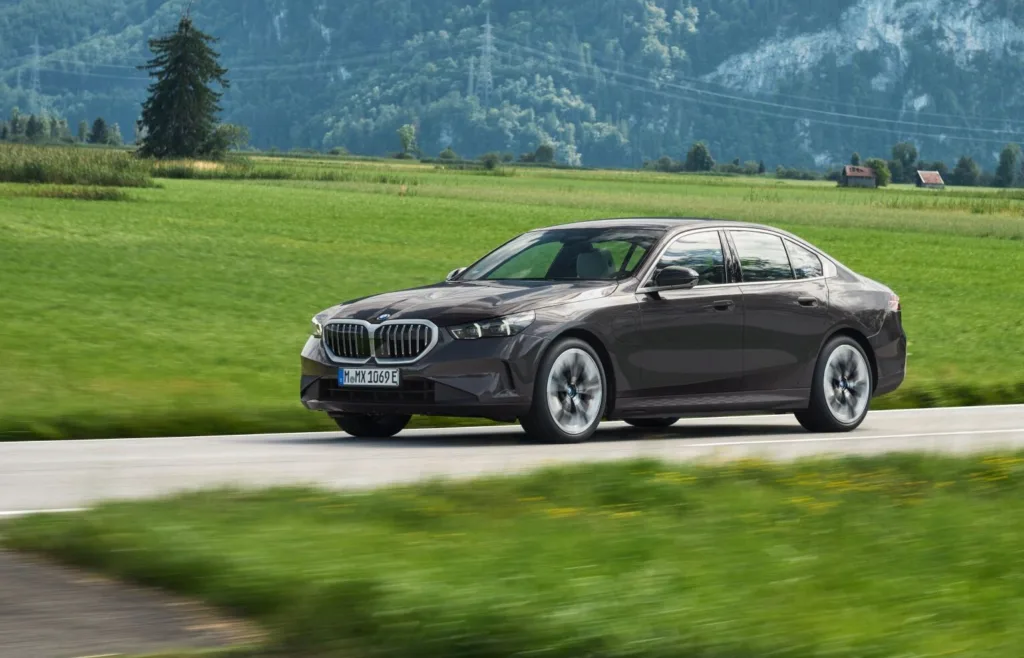 Διαθέσιμη και ως plug-in hybrid η νέα BMW Σειρά 5 Sedan