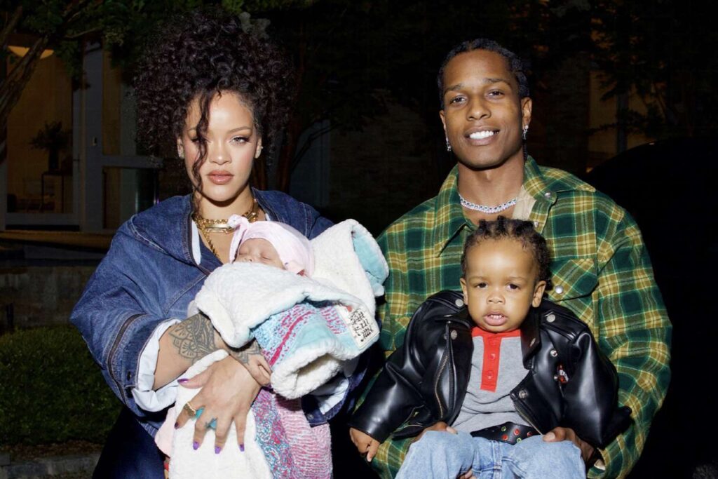 Η Rihanna μας δείχνει για πρώτη φορά τον νεογέννητο γιο της [Εικόνες]