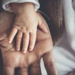 Τεκνοθεσίες στην Ελλάδα – Η «ακτινογραφία»: Πόσες αιτήσεις έχουν γίνει και ποιο είναι το προφίλ των υποψηφίων θετών γονέων