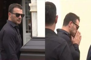 Γιώργος Αγγελόπουλος: Συντετριμμένος στην κηδεία της μητέρας του, «δεν έχει πεθάνει» – Πέταξε το βιβλίο συλλυπητηρίων [βίντεο]