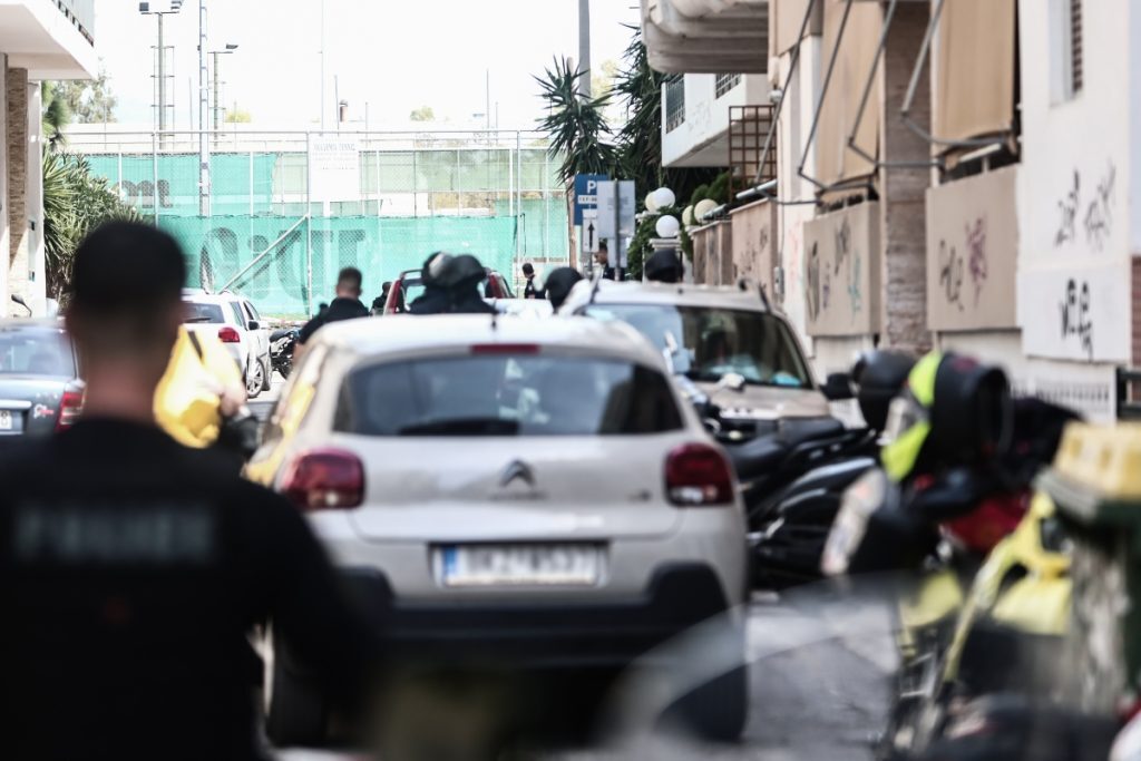 Ζωγράφου: Συνελήφθη ο ηλικιωμένος που είχε ταμπουρωθεί στο διαμέρισμα – Είχε πυροβολήσει 2,3 φ