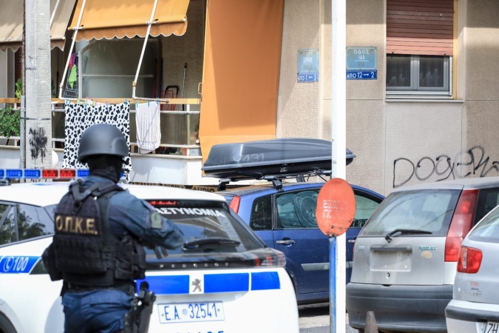 Συναγερμός στα Πατήσια: Άνδρας ταμπουρώθηκε σε διαμέρισμα – Απειλεί να σκοτώσει όποιον τον πλησιάσει