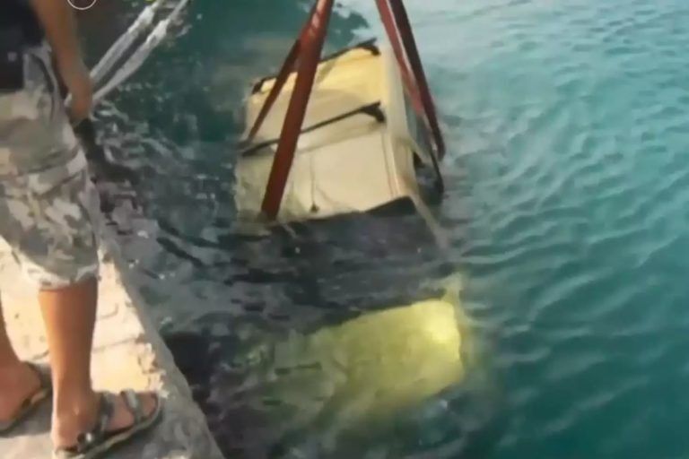 Σούδα: Έπεσε στη θάλασσα μαζί με το ΙΧ από τον καταπέλτη πλοίου – Η ζωή του κρεμόταν από μια κλωστή