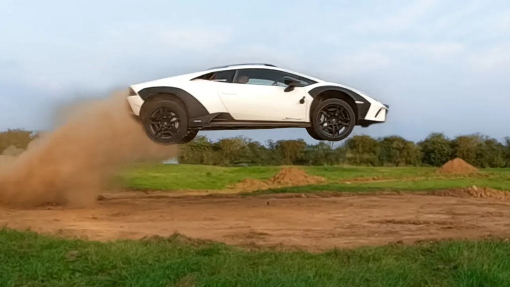 Το είδαμε κι αυτό: Άλμα με… Lamborghini Huracan Sterrato!