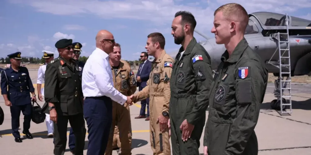 Athens Flying Week 2023: Στο κόκπιτ rafale ο Νίκος Δένδιας