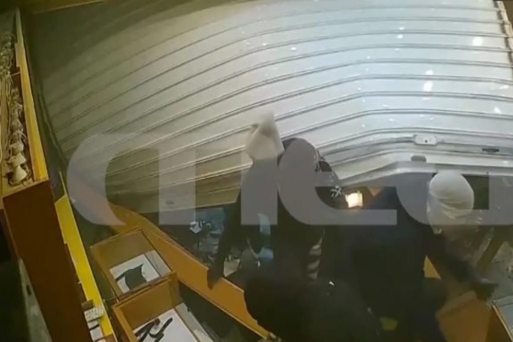 Μέγαρα: Καρέ-καρέ η διάρρηξη κοσμηματοπωλείου με αγροτικό – Μέσα σε 3′ έκλεψαν κοσμήματα
