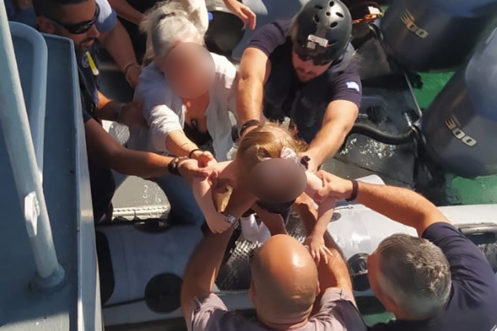 Μαγνησία: Απεγκλωβισμός δια θαλάσσης 24 ατόμων από την παραλία Χορευτό