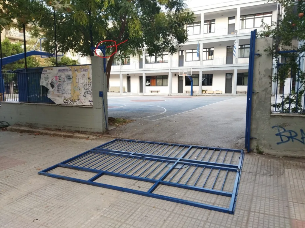 Βόλος: Κατέρρευσε η καγκελόπορτα σε σχολείο της πόλης – Χτύπησε εκπαιδευτικός στο κεφάλι [ΕΙκό