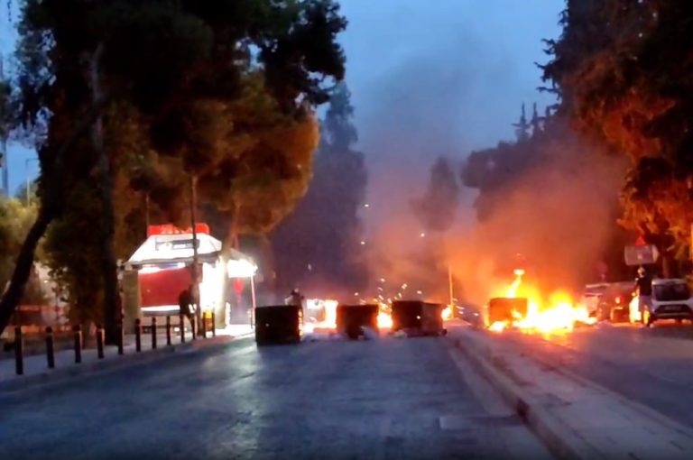 Επεισόδια σε Μεσογείων, Ασπρόπυργο, Μενίδι και Εξάρχεια – Τραυματίστηκαν πυροσβέστης και αστυνομικός