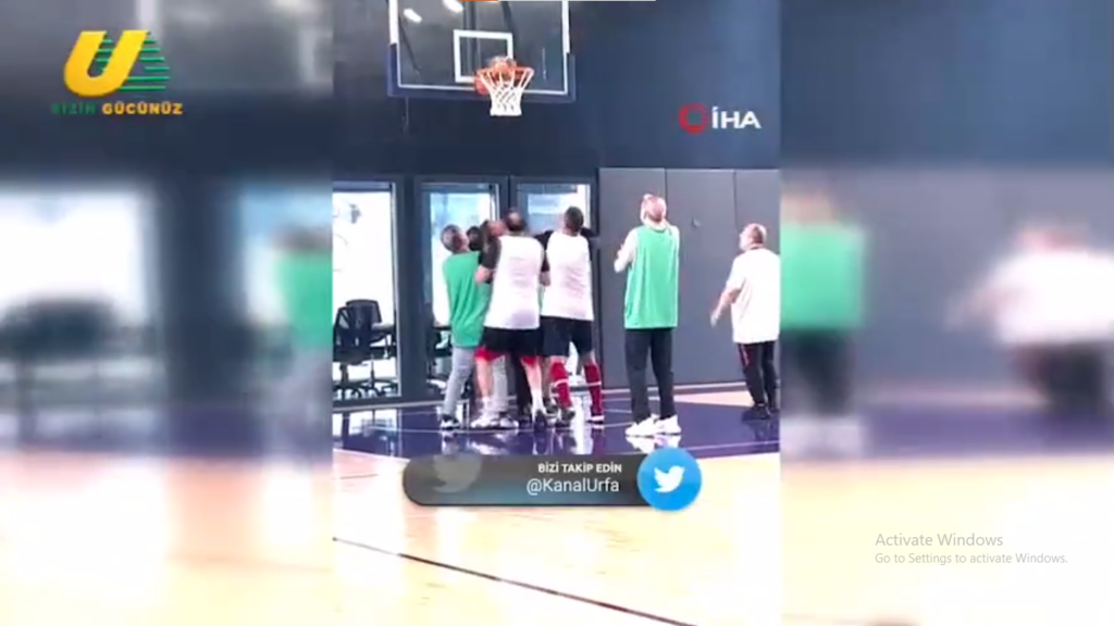 Ερντογάν: Έπαιξε μπάσκετ στο προσωπικό του γήπεδο – Το ζέσταμα πριν τον αγώνα [βίντεο]