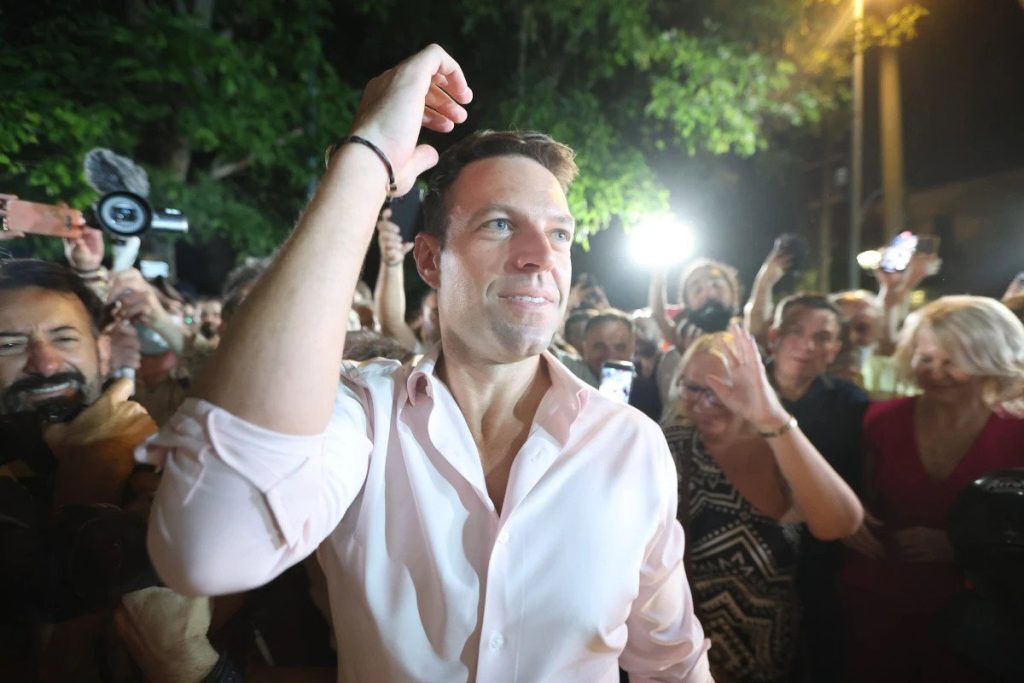 ΣΥΡΙΖΑ: Στελέχη βάλλουν κατά Κασσελάκη και αυτός πάει… θέατρο