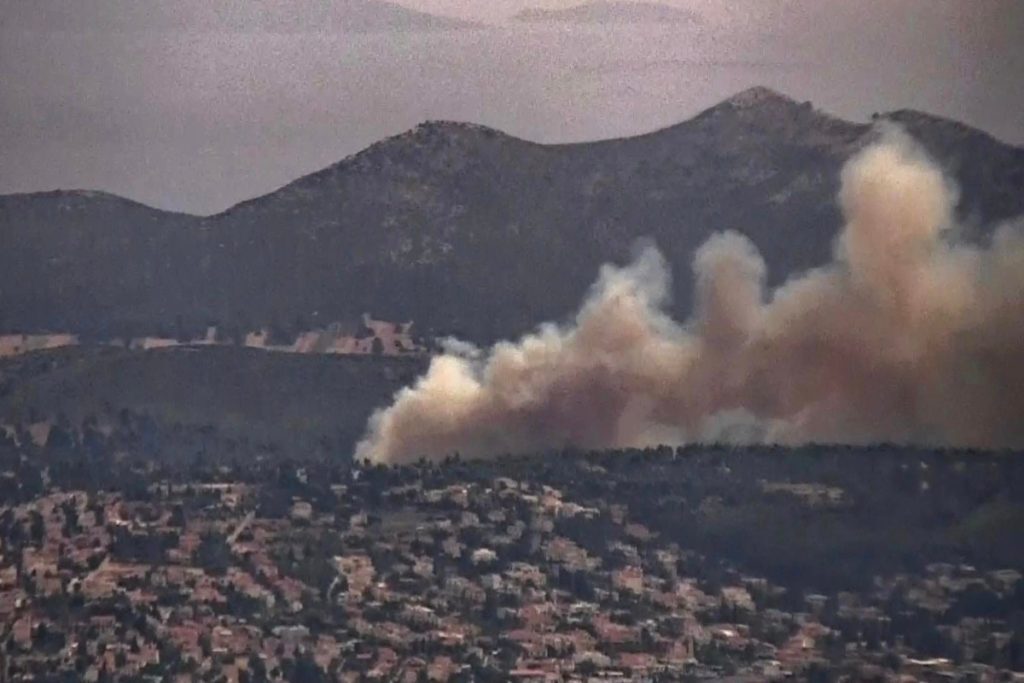 Φωτιά στη Σταμάτα: Καίγεται δασική έκταση – Απειλείται ο οικισμός της Αμυγδαλέζας, παίρνει δια