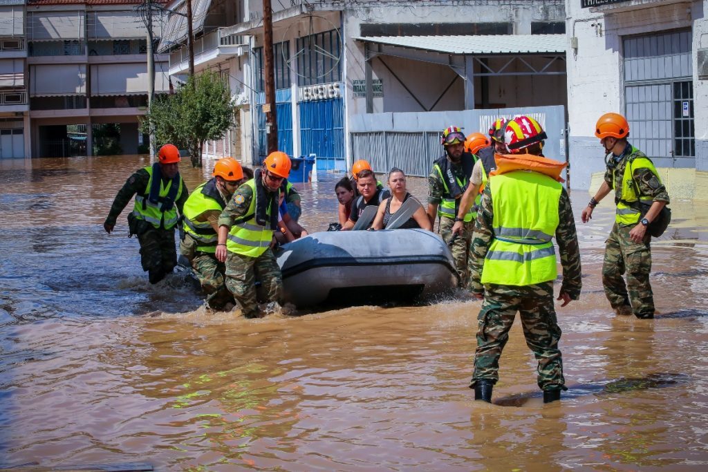 Κακοκαιρία Daniel: Τούμπαραν σωστικές λέμβοι με 4 πυροσβέστες και 3 πολίτες – Ολονύχτια επιχείρηση δ