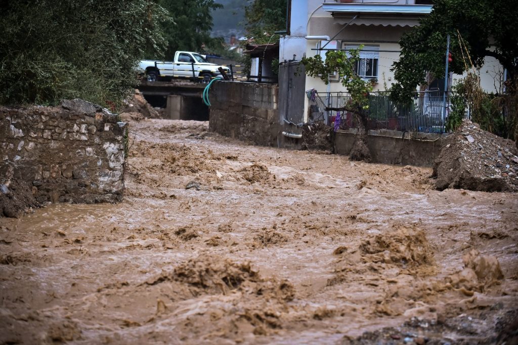 Κακοκαιρία Elias: «Βούλιαξε» ο Βόλος, σε ισχύ η απαγόρευση κυκλοφορίας – Χωρίς ρεύμα και νερό 