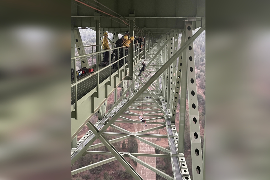 Σοκ στην Καλιφόρνια: 19χρονος έμεινε «κρεμασμένος» από γέφυρα 223 μέτρων [Εικόνα]