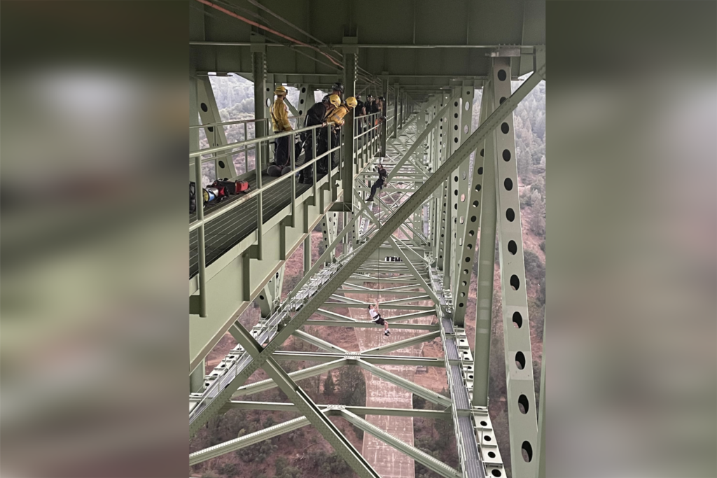 Σοκ στην Καλιφόρνια: 19χρονος έμεινε «κρεμασμένος» από γέφυρα 223 μέτρων [Εικόνα]
