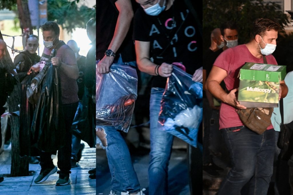 Κολωνάκι: Η στιγμή που βγαίνει ο βαρύς οπλισμός από την αποθήκη – Σε ηλικιωμένο συλλέκτη ανήκει το μ