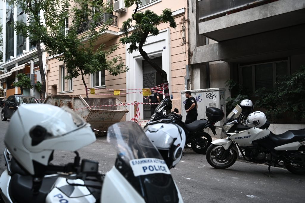 Κολωνάκι: Αυτή είναι η αποθήκη που «έκρυβε» ολόκληρο οπλοστάσιο – Βρέθηκαν υποπολυβόλα, τουφέκ