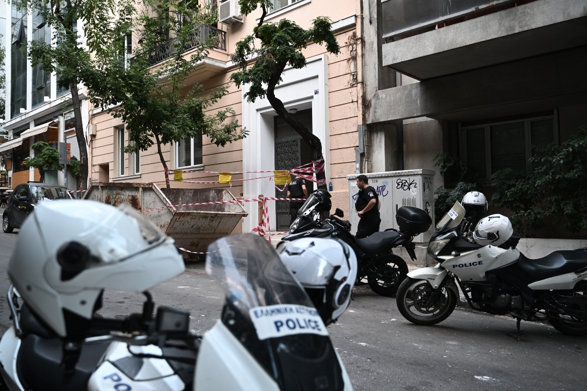 Κολωνάκι: Αυτή είναι η αποθήκη που «έκρυβε» ολόκληρο οπλοστάσιο - Βρέθηκαν υποπολυβόλα, τουφέκια και χειροβομβίδες