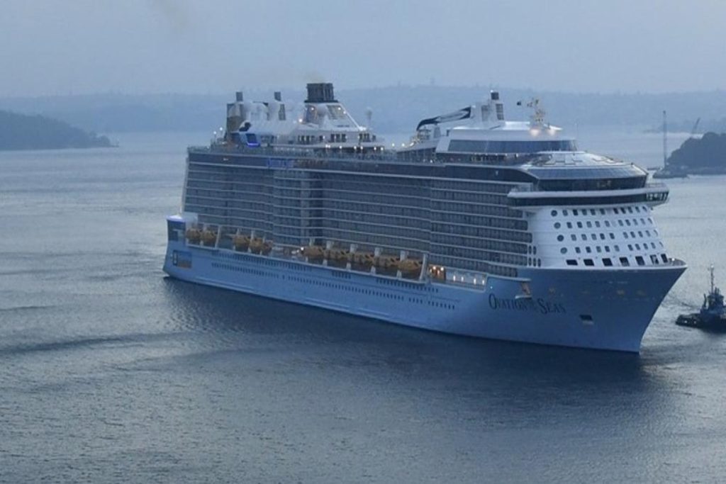 Συναγερμός στο λιμενικό: Κρουαζιερόπλοιο με 1.020 επιβάτες προσέκρουσε στο λιμάνι στο Λαύριο