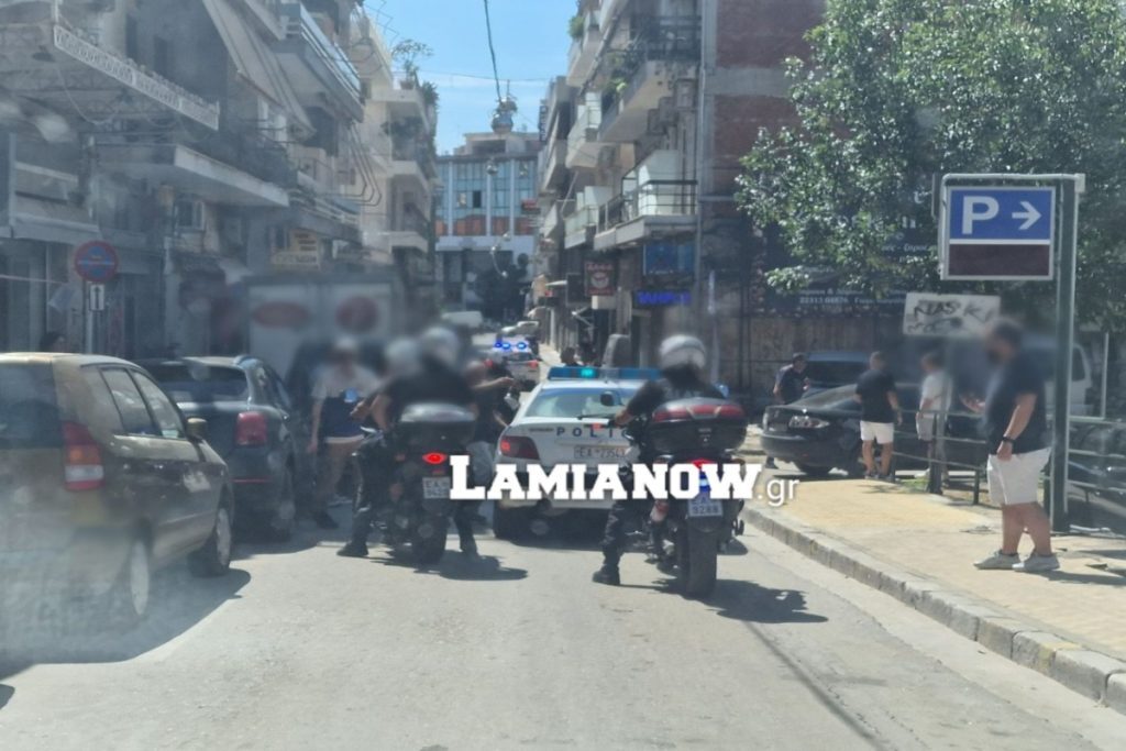 Ο κακός χαμός στη Λαμία: 40 νεαροί συνεπλάκησαν με λοστάρια και καδρόνια [εικόνες & βίντεο]
