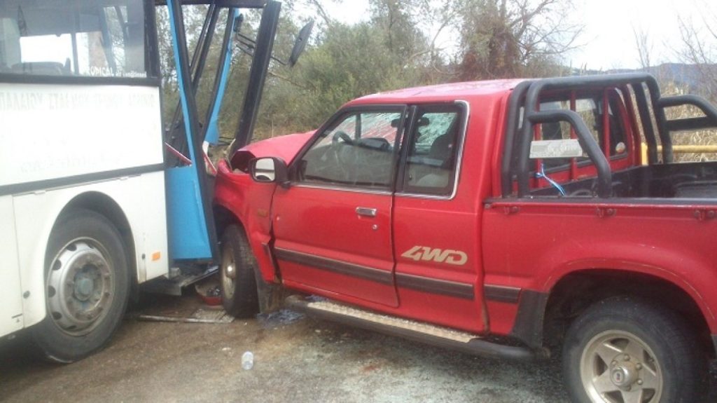 Λάρισα: Αγροτικό συγκρούστηκε με λεωφορείο – Στο νοσοκομείο ένας άνδρας