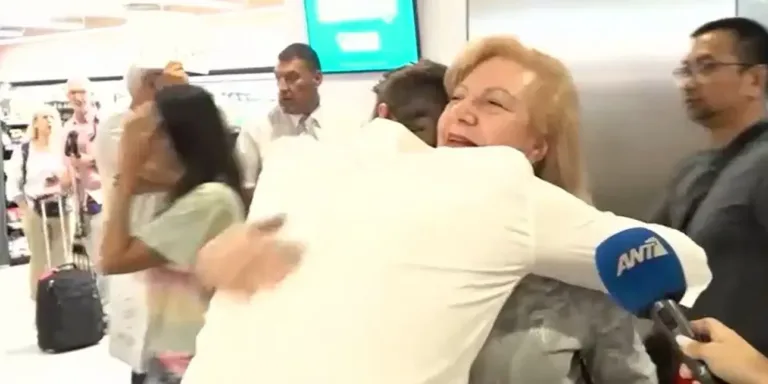 Στην Ελλάδα η μητέρα του Στέφανου Κασσελάκη, την υποδέχθηκε ο ίδιος με τον Τάιλερ – Τι είπε στο αεροδρόμιο