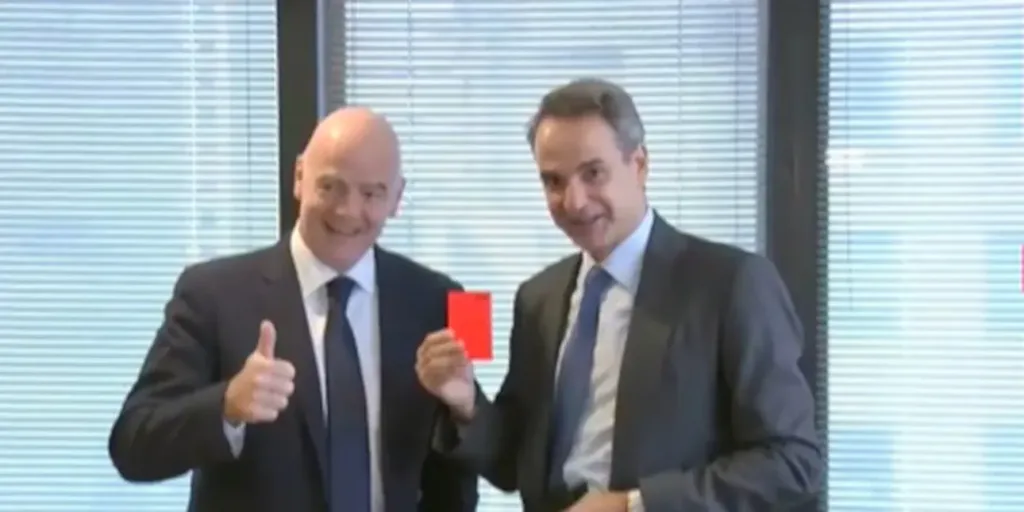 Ο πρόεδρος της FIFA χάρισε μία… κόκκινη κάρτα στον Μητσοτάκη – «Χρήσιμη, για το υπουργικ