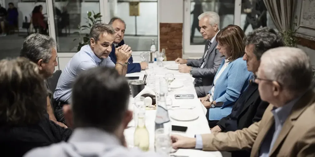 Στον Έβρο ο Κυριάκος Μητσοτάκης – Δείπνησε στην πλατεία της Δαδιάς μαζί με την Κατερίνα Σακελλ