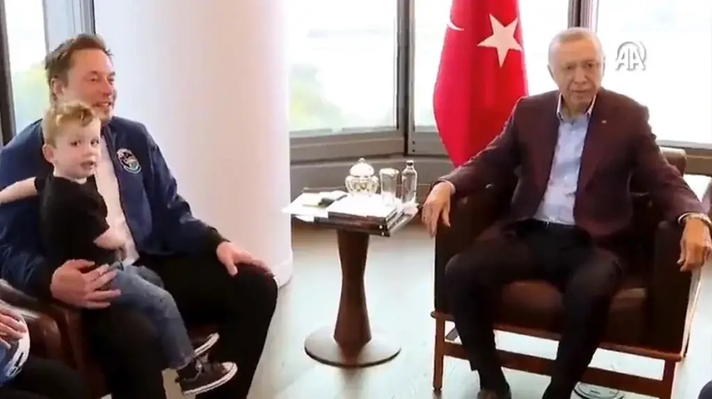 Έλον Μασκ: Αγκαλιά με τον γιο του στην συνάντηση με τον Ερντογάν – «Πού είναι η γυναίκα σας;» 