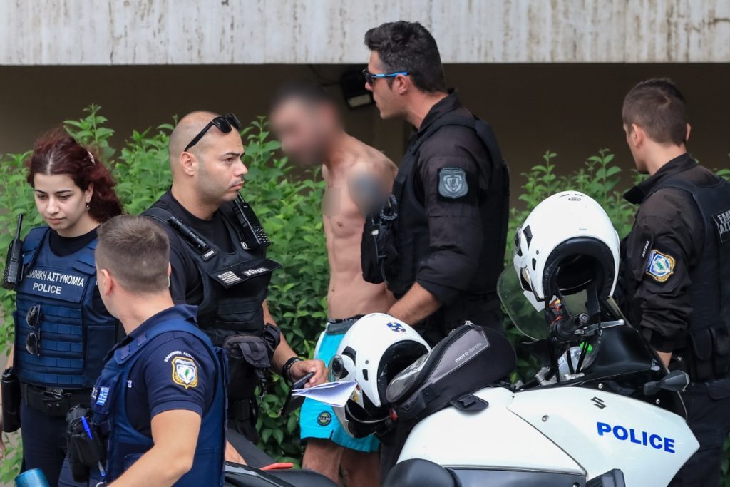 Νέος Κόσμος: Λήξη συναγερμού – Βγήκε από την πολυκατοικία με τη μητέρα του ο άνδρας που είχε τ