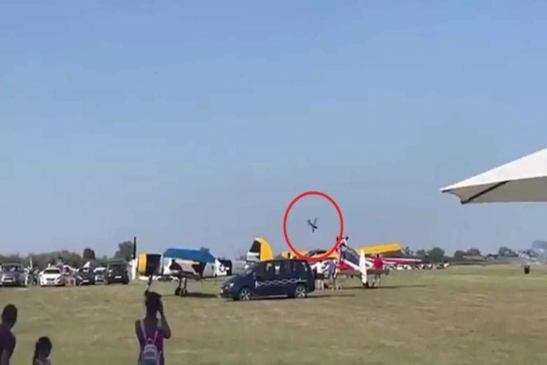 Ουγγαρία: Σκηνές πανικού σε αεροβατικό σόου, δύο νεκροί – Η στιγμή που πέφτει το αεροπλάνο [βίντεο]