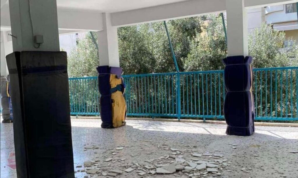 Πανικός στα Κάτω Πετράλωνα: Έπεσε σοβάς σε σχολείο – Τραυματίστηκαν τρεις μαθητές
