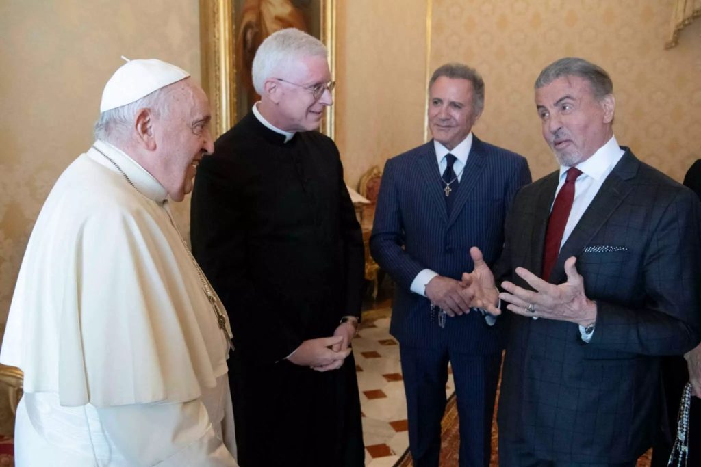 Βατικανό: Ο Πάπας Φραγκίσκος έπαιξε μποξ με τον Σταλόνε – «Έτοιμος, ας πυγμαχήσουμε» είπε ο χα