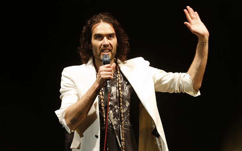 Ράσελ Μπραντ: «Βροχή» οι καταγγελίες για σεξουαλικές επιθέσεις – Το YouTube «πάγωσε» το κανάλι του ηθοποιού