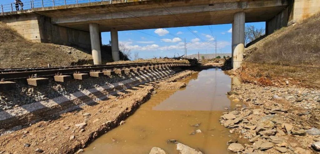 Λάρισα: Μεγάλη καταστροφή στον σιδηρόδρομο από τις πλημμύρες – Συνεχίζεται η προσπάθεια αποκατ