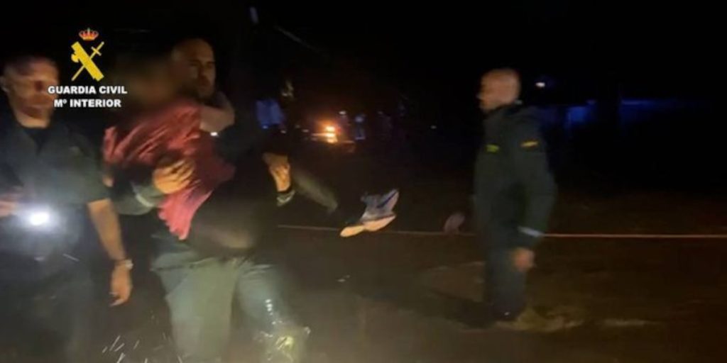 Ισπανία: 10χρονος σώθηκε γιατί σκαρφάλωσε σε δέντρο – Αυξάνονται οι νεκροί και αγνοούμενοι από