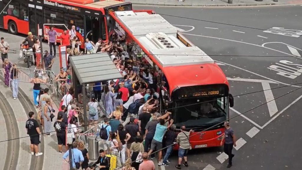 Ισπανία: Δεκάδες άτομα «σήκωσαν» λεωφορείο – Ηλικιωμένος είχε εγκλωβιστεί στις ρόδες του [Βίντ