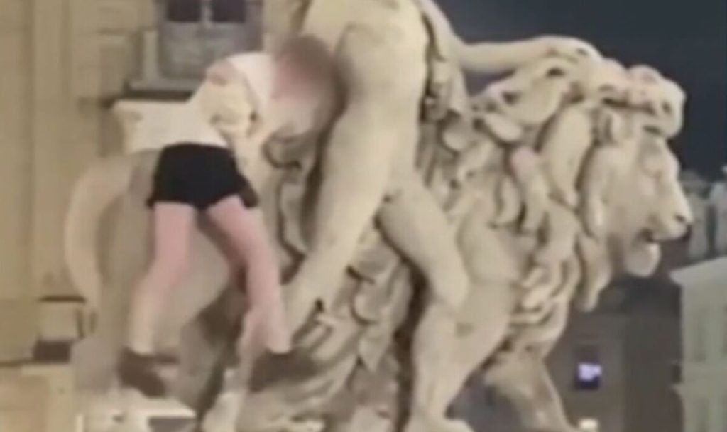 Βέλγιο: Τουρίστας σκαρφάλωσε σε άγαλμα και το έσπασε – Στις 20.000 ευρώ η ζημιά [βίντεο]