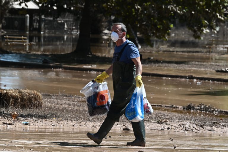 Κακοκαιρία Daniel- Τρίκαλα: «Μάχη» με τη λάσπη, τη δυσοσμία και τα κουνούπια δίνουν οι πληγέντες