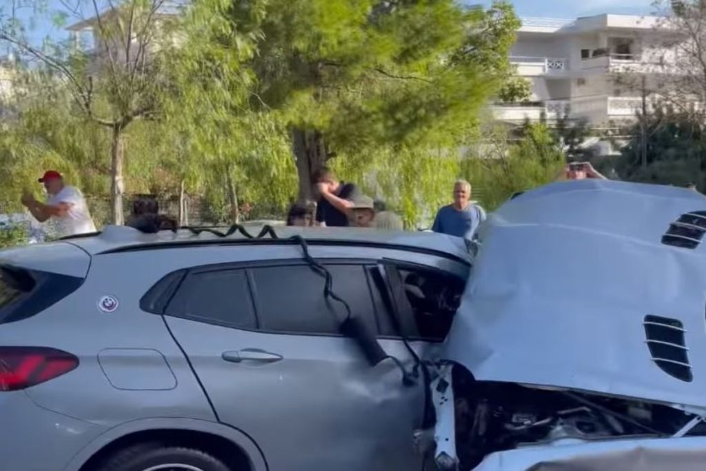 Απίστευτο τροχαίο στη Γλυφάδα: Ι.Χ μπήκε σε παρκάκι και έπεσε σε παρκαρισμένα αυτοκίνητα [βίντεο]