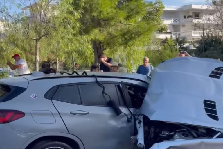Απίστευτο τροχαίο στη Γλυφάδα: Ι.Χ μπήκε σε παρκάκι και έπεσε σε παρκαρισμένα αυτοκίνητα [βίντεο]