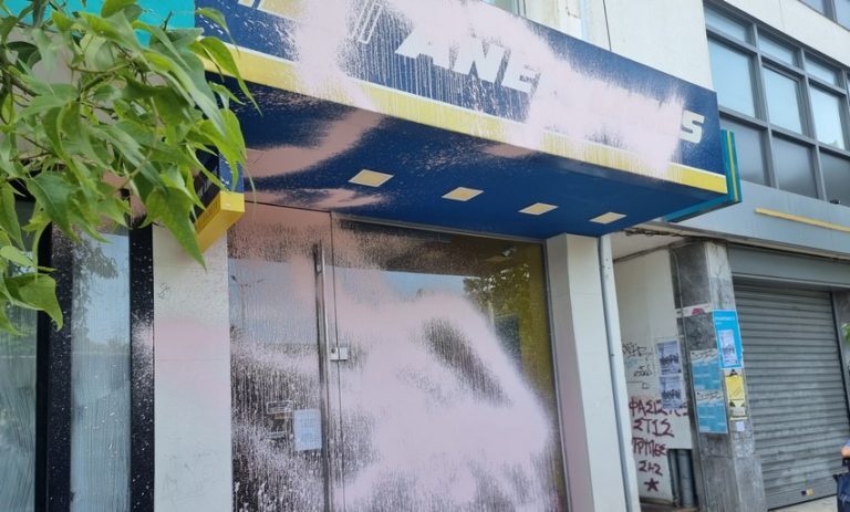 Κρήτη: Έριξαν μπογιές στα γραφεία της ΑΝΕΚ – Αντιδράσεις πολιτών για τον άδικο θάνατο του Αντώνη [Εικόνες]