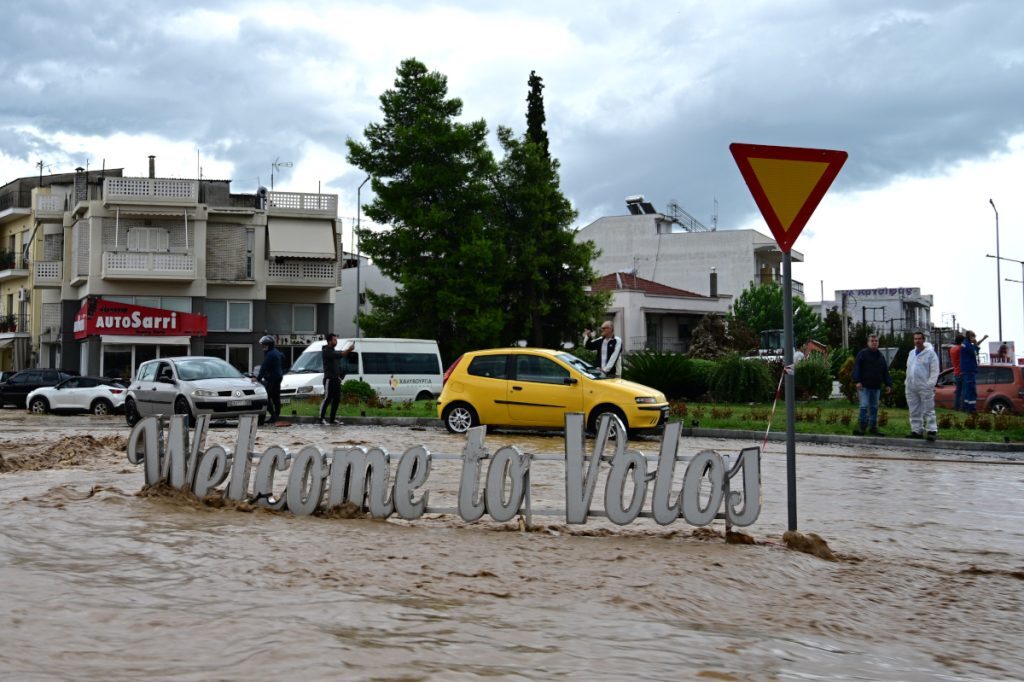 Βόλος: Χωρίς πόσιμο νερό για 15η ημέρα ζουν οι κάτοικοι – Πρόβλημα με τα σκουπίδια