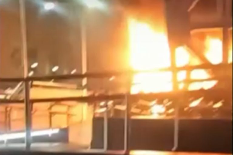 Φωτιά στις κυλιόμενες σκάλες στο μετρό Πειραιά