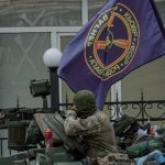 Δόθηκε χάρη σε μισθοφόρο της «Βάγκνερ» που είχε τεμαχίσει την κοπέλα του σε κρεατομηχανή