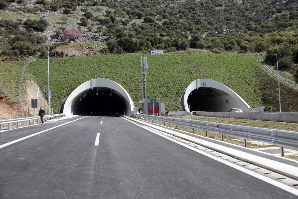 Θεσσαλονίκη: Σύγκρουση λεωφορείου με 2 οχήματα στο 521ο χιλιόμετρο στο ΠΑΘΕ – Οι πρώτες πληροφορίες