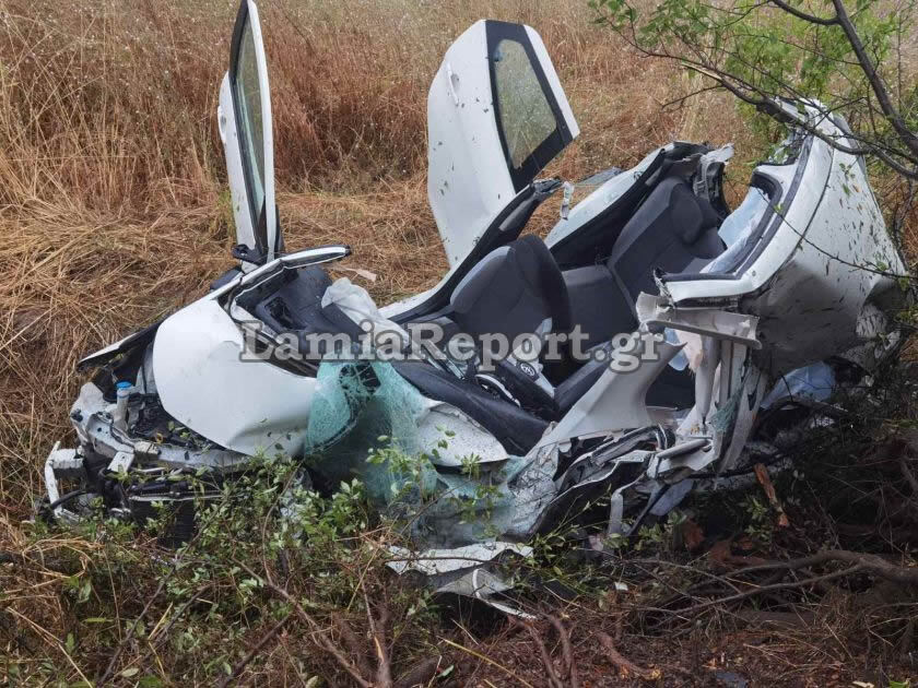 Φοβερό τροχαίο στο δρόμο Λαμίας - Δομοκού με μια νεαρή γυναίκα νεκρή, ενώ από θαύμα σώθηκε η δεύτερη οδηγός του άλλου αυτοκινήτου που επίσης διαλύθηκε.