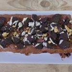 Η συνταγή της ημέρας: Σοκολατένιο κέικ με μπισκότα – Απόλαυση στο κόκκινο