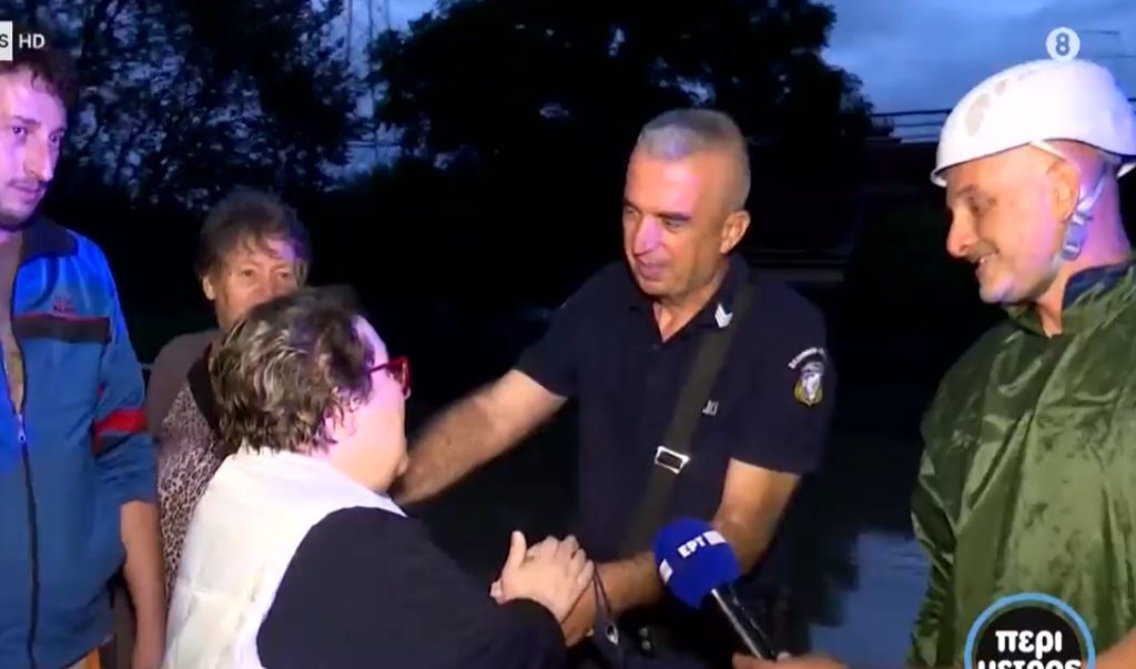 Τρίκαλα: Το συγκινητικό ευχαριστώ γυναίκας που διασώθηκε σε αστυνομικό